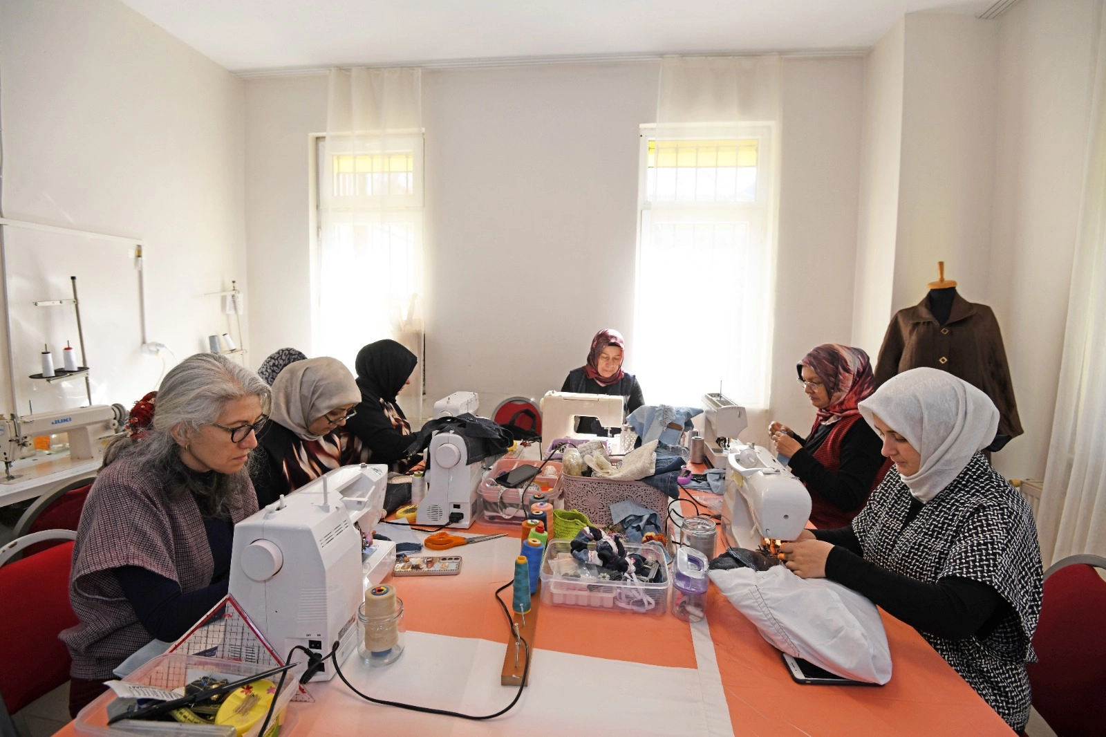 Bursa Osmangazi&rsquo;de kadınlar geri d&ouml;n&uuml;ş&uuml;mle &uuml;retiyor