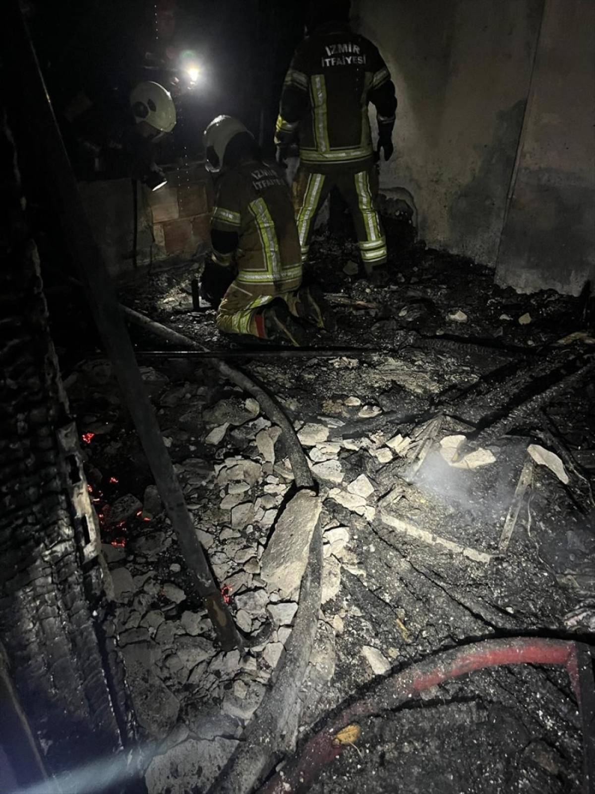 İzmir'de bebeğin &ouml;ld&uuml;ğ&uuml; yangınla ilgili g&ouml;zaltına alınan anneye adli kontrol