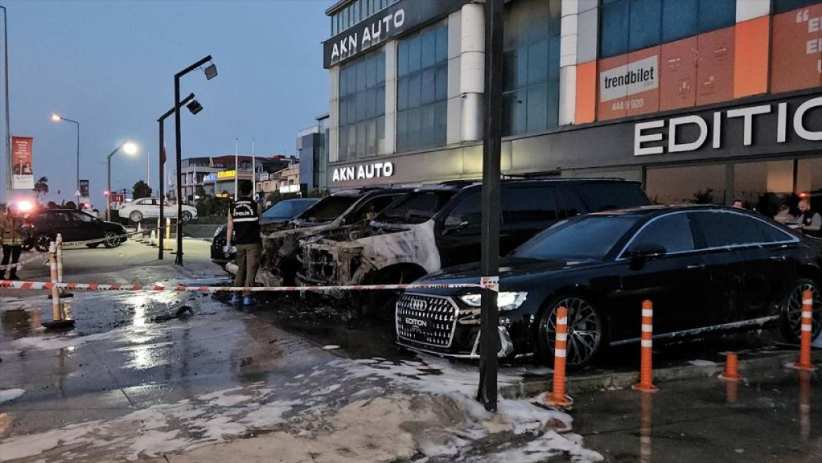 Bakırk&ouml;y'de &ccedil;ıkan yangında l&uuml;ks otomobiller yandı