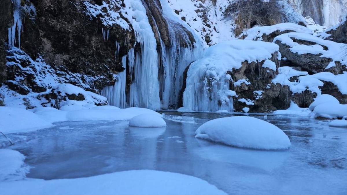 B&uuml;y&uuml;k b&ouml;l&uuml;m&uuml; donan Erzincan'daki Girlevik Şelalesi'nde buz sarkıtları oluştu