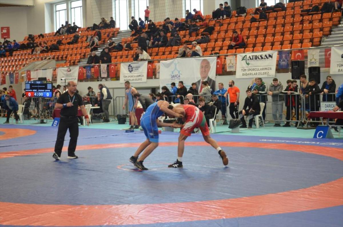 Kocaeli'de 17 Yaş Altı T&uuml;rkiye G&uuml;reş Şampiyonası s&uuml;r&uuml;yor
