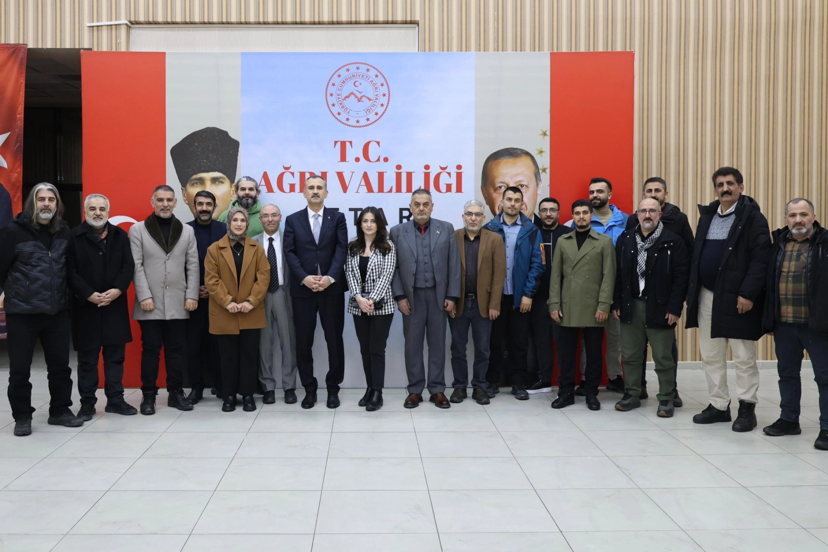Ağrı Valisi &Ouml;nder Bozkurt basın mensuplarıyla iftarda buluştu