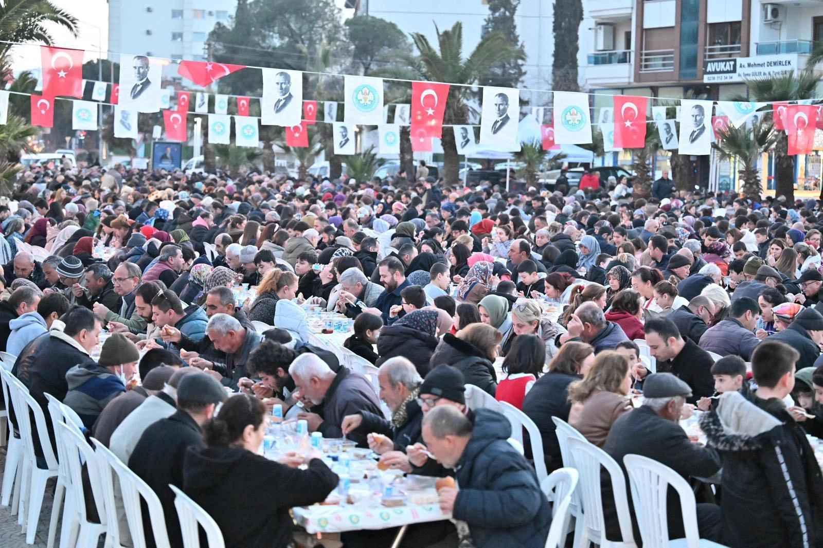 Manisa'da Ramazan&rsquo;ın bereketi Turgutlu&rsquo;da paylaşıldı