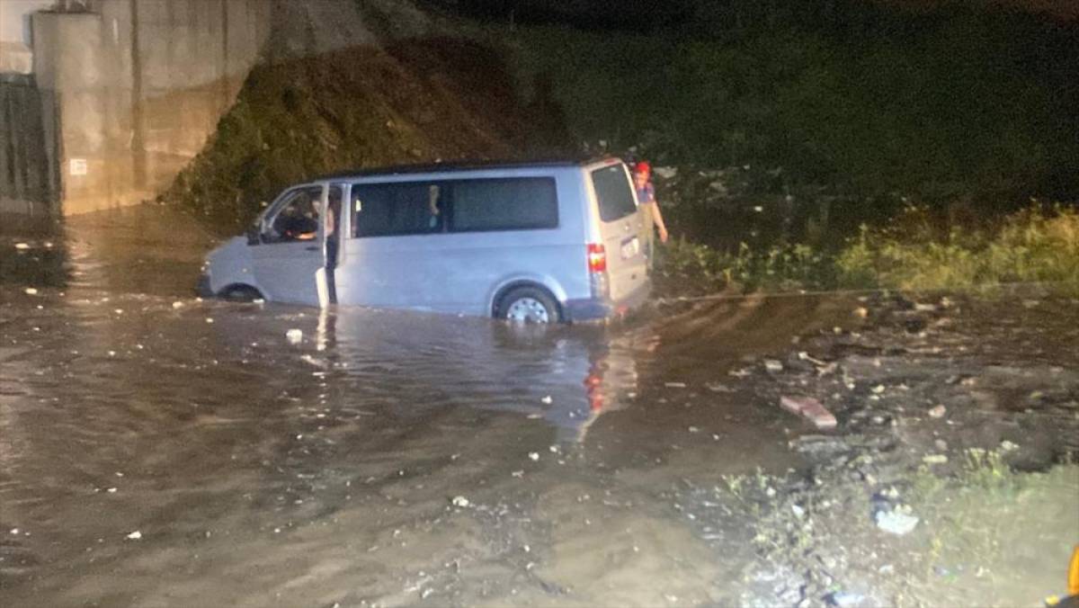 Sakarya'da yağış nedeniyle suyla dolan alt ge&ccedil;itte ara&ccedil; i&ccedil;erisinde mahsur kalan anne-oğul kurtarıldı