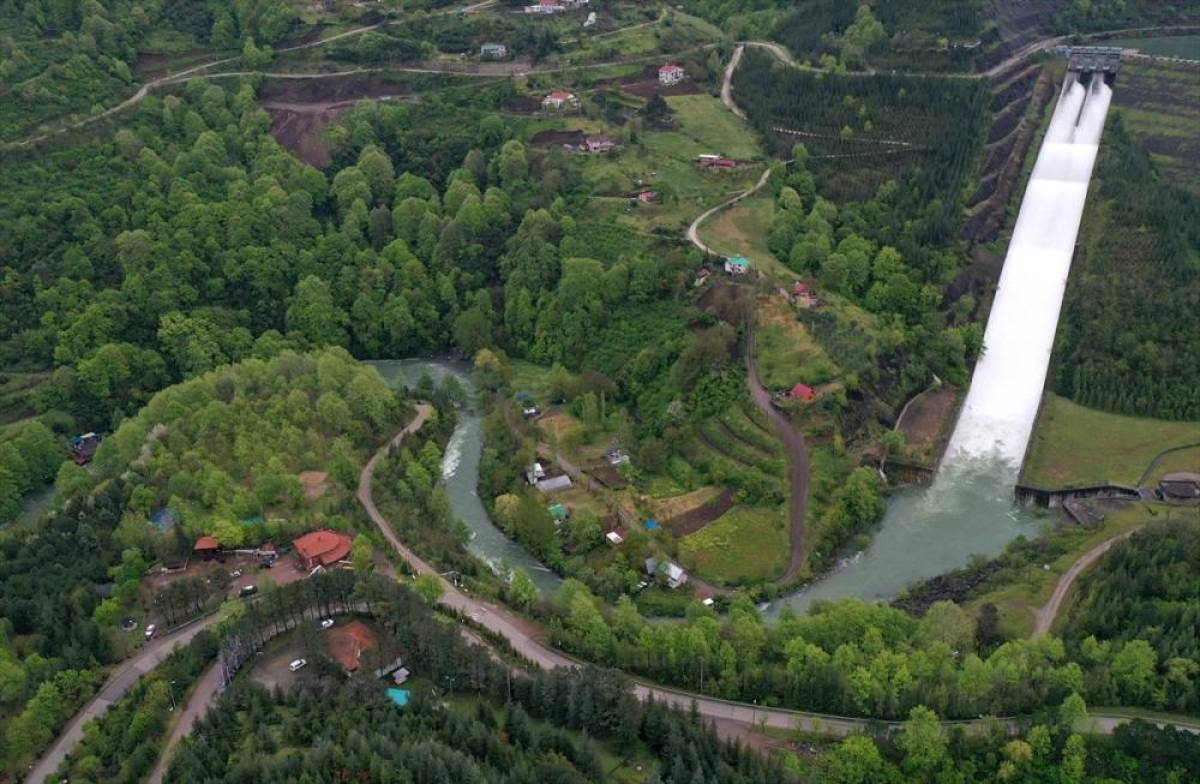 Kocaeli'de sağanakta zarar g&ouml;ren yollar onarılıyor
