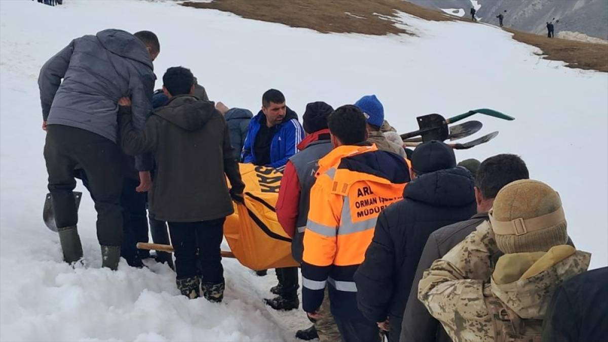 Artvin'de &ccedil;ığ altında kalan &ccedil;obanın cansız bedenine ulaşıldı