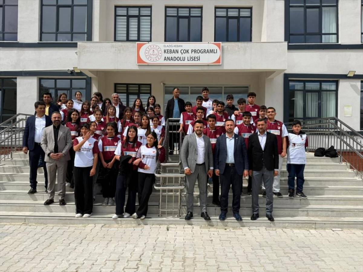Keban'da &ouml;ğrencilere Elazığspor forması dağıtıldı