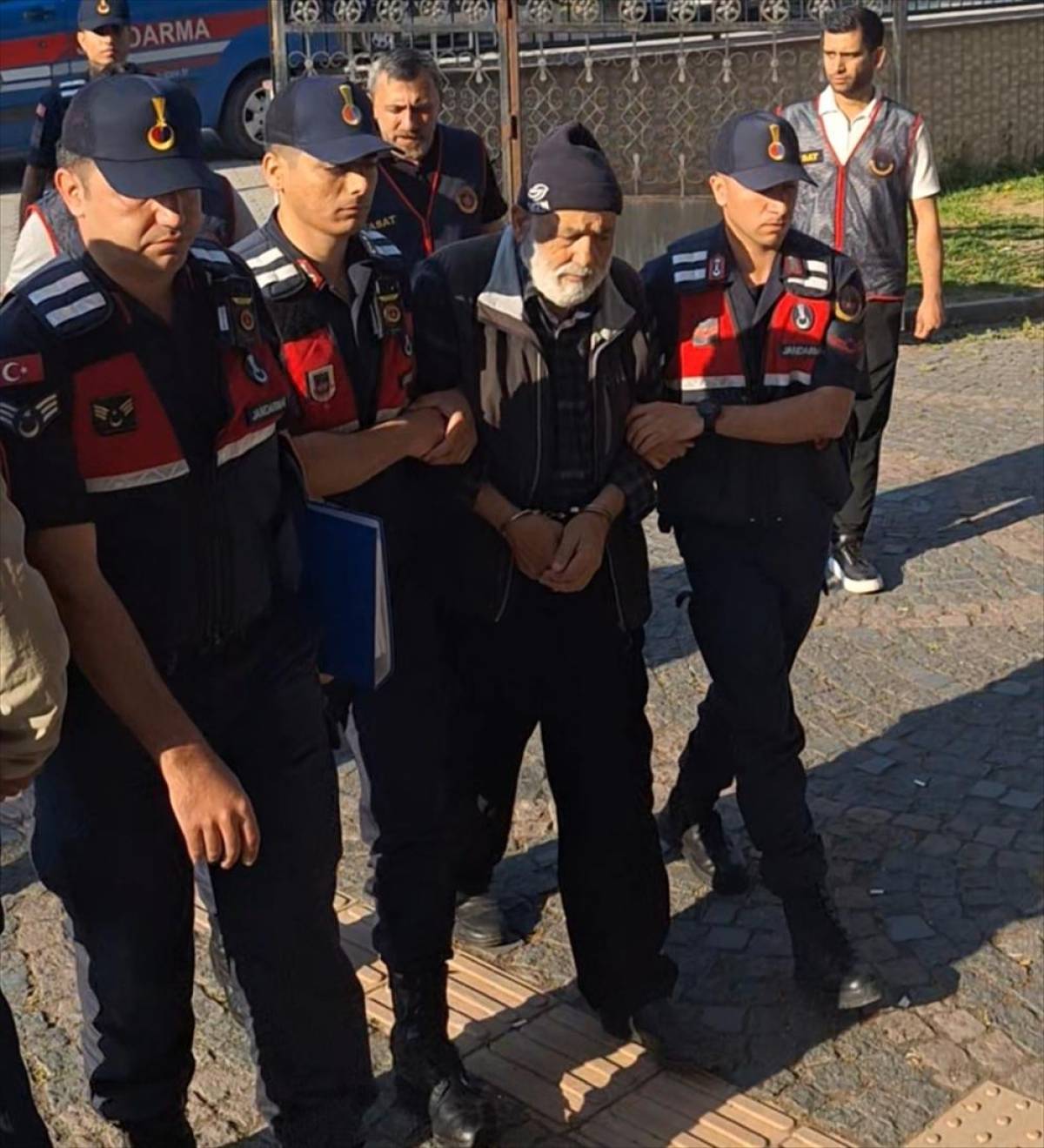 Samsun'da 20 yıl &ouml;nceki kadın cinayetiyle ilgili g&ouml;zaltına alınan 3 zanlı adliyede