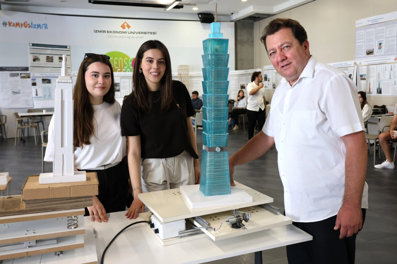 Geleceğin m&uuml;hendislerinden dev yapılara &lsquo;deprem&rsquo; testi! D&uuml;nyaca &uuml;nl&uuml; 22 binaya &lsquo;deprem&rsquo; sim&uuml;lasyonu