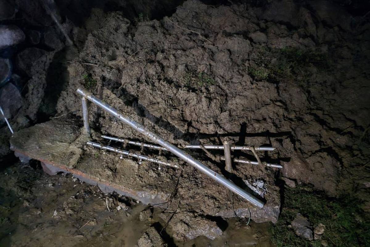 Manisa'da sağanak nedeniyle istinat duvarı yıkıldı