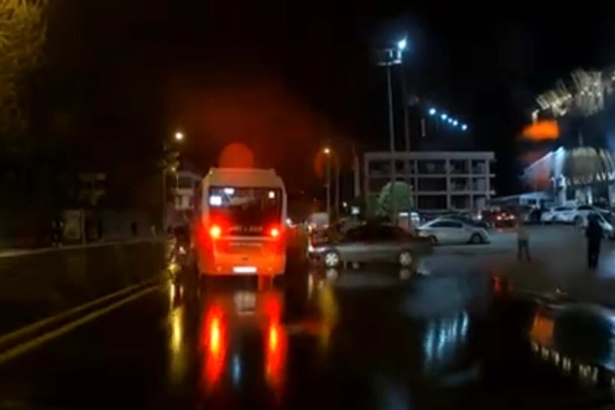 D&uuml;zce'de belediye otob&uuml;s&uuml;, elektrikli bisiklete &ccedil;arptı