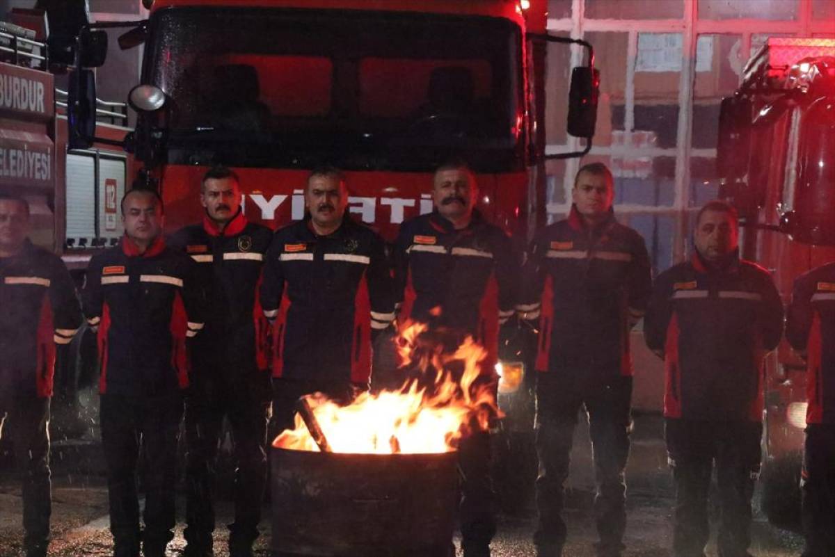 Burdur'daki itfaiye ekibi 6 Şubat depremlerinde hayatını kaybedenleri andı