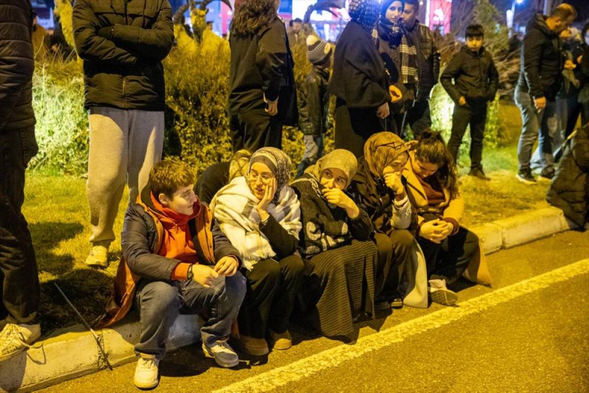 İ&ccedil;işleri Bakanı Yerlikaya, Adıyaman'da depremde hayatını kaybedenler i&ccedil;in d&uuml;zenlenen "sessiz y&uuml;r&uuml;y&uuml;ş"e katıldı