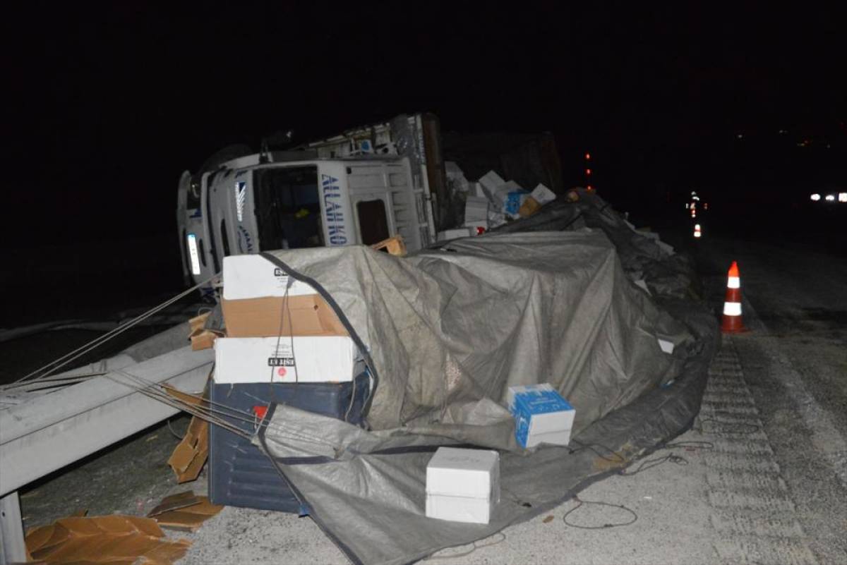 Samsun&rsquo;da tır ile kamyonun &ccedil;arpışması sonucu d&ouml;k&uuml;len malzemeler yolu trafiğe kapattı