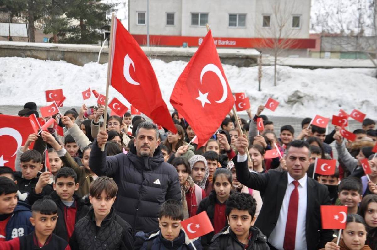 Hizan'da ortaokul &ouml;ğrencileri bayrak etkinliğinde buluştu