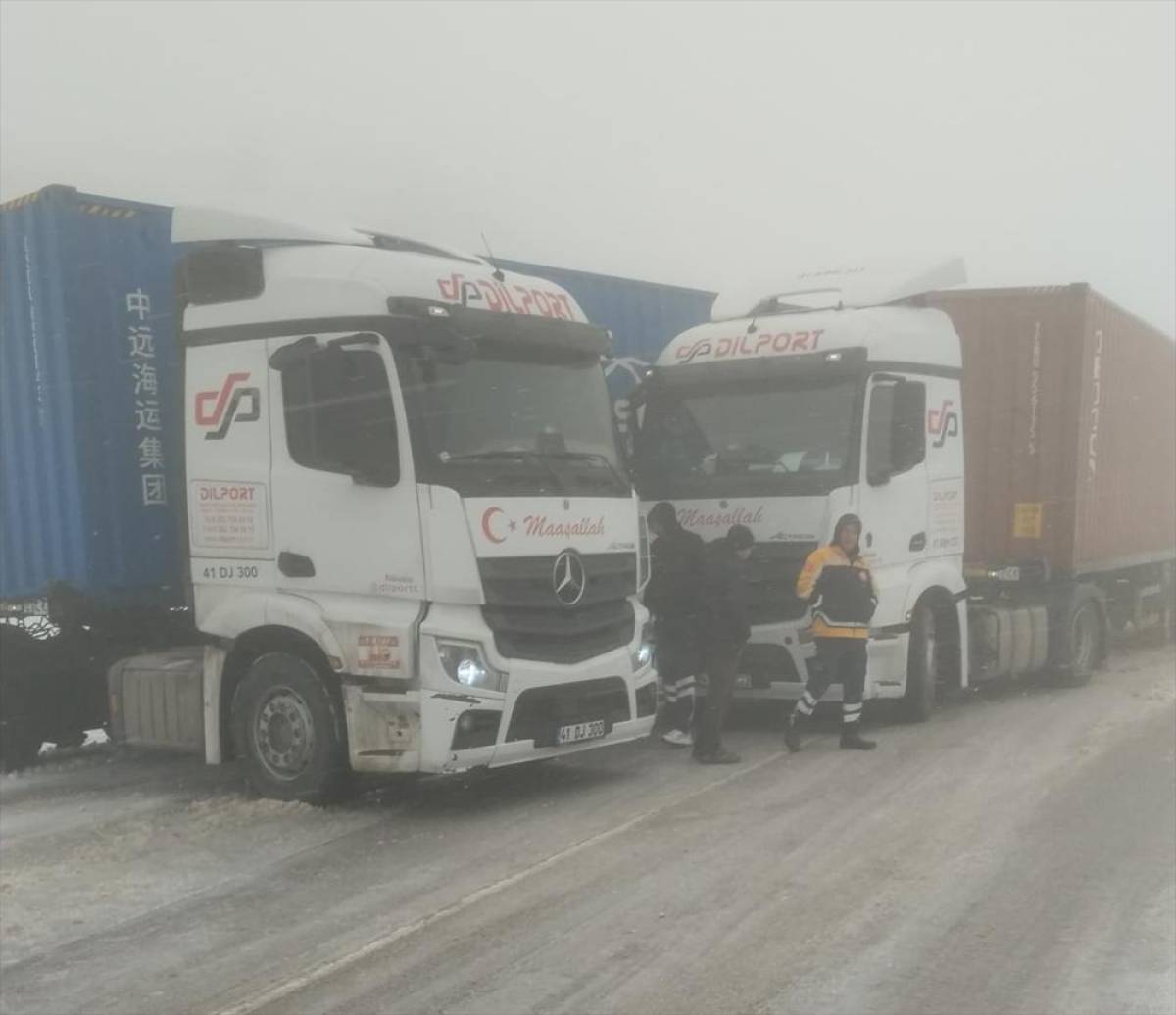 &Ccedil;ankırı'nın y&uuml;ksek kesimlerinde yağan kar ulaşımda aksamaya yol a&ccedil;tı