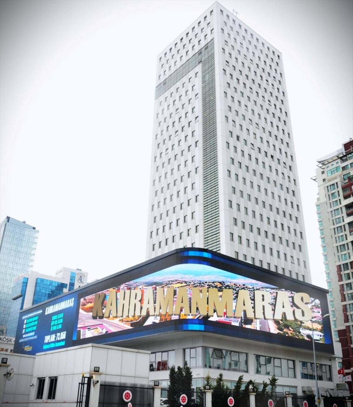 İletişim Başkanlığı, deprem b&ouml;lgesindeki &ccedil;alışmaları anlatan g&ouml;rselleri dijital g&ouml;sterim ekranında yayınladı