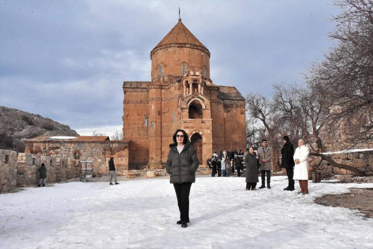 Sanat&ccedil;ı H&uuml;lya Ko&ccedil;yiğit, Akdamar Adası'nı gezdi