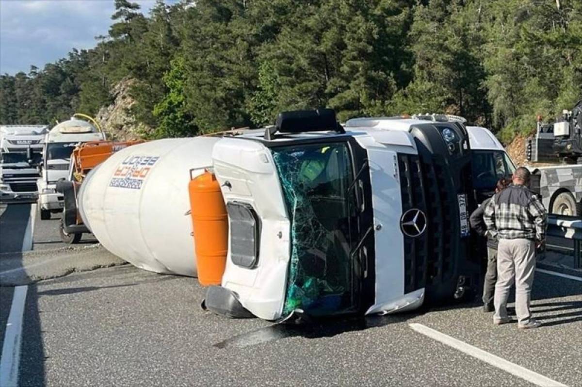 Marmaris'te devrilen beton mikseri ulaşımı aksattı
