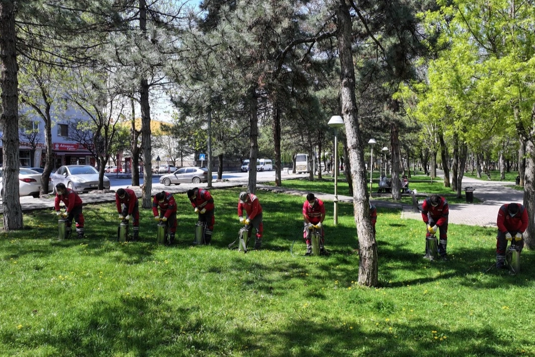 Kayseri Kocasinan'da a&ccedil;ık alanlarda yoğun ila&ccedil;lama