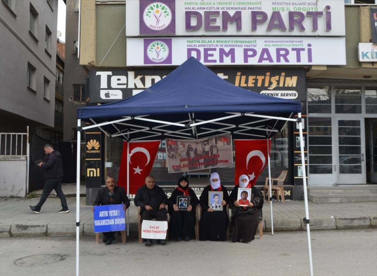 Muş'ta aileler, DEM Parti İl Binası &ouml;n&uuml;ndeki eylemlerini s&uuml;rd&uuml;rd&uuml;