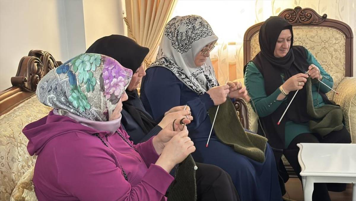 Erzincan'da kadınlar sınırda g&ouml;revli Mehmet&ccedil;iğe bere, eldiven ve &ccedil;orap &ouml;r&uuml;yor