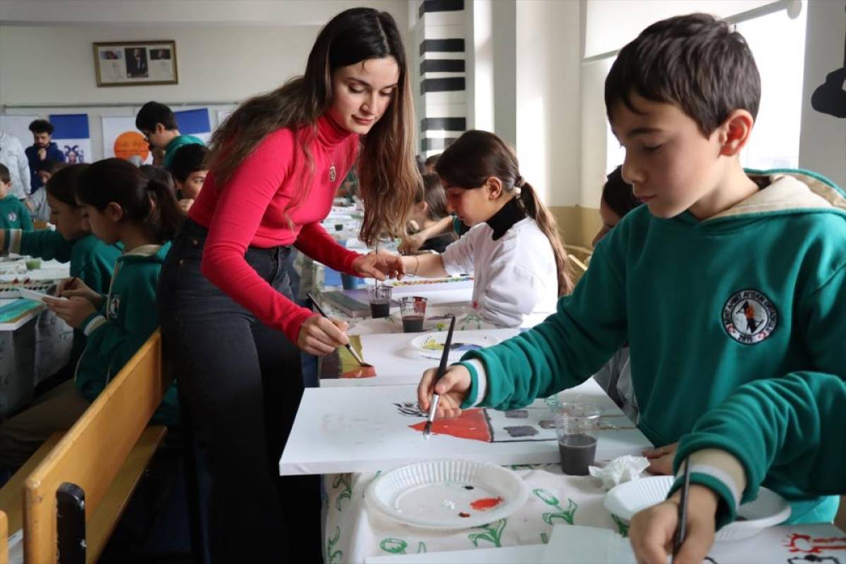 Ressam Melis Doğan Erzincan'da &ccedil;ocuklarla resim yaptı