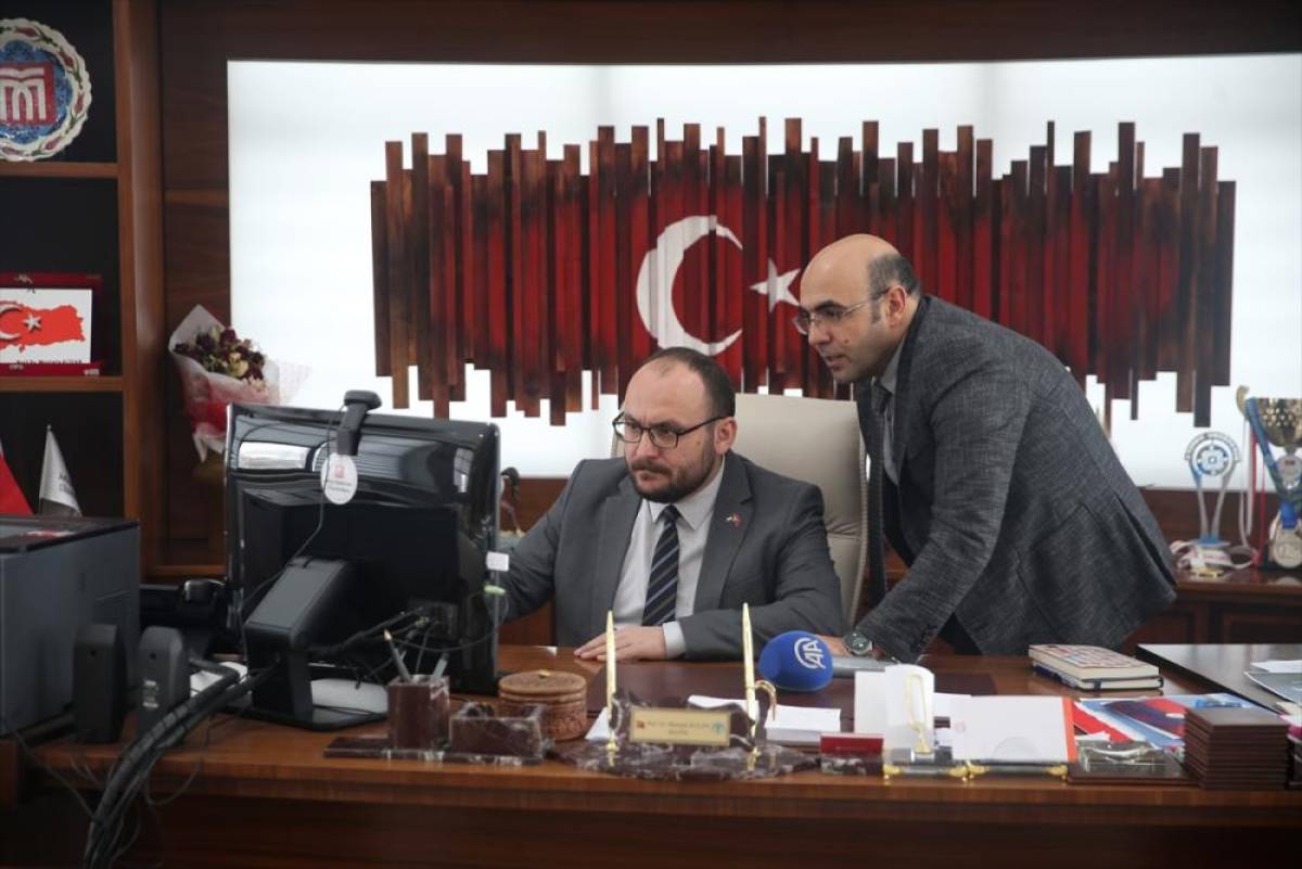 Muş Alparslan &Uuml;niversitesi Rekt&ouml;r&uuml; Prof. Dr. Alican, AA'nın "Yılın Kareleri" oylamasına katıldı