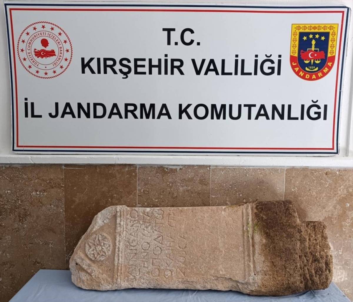 Kırşehir'de Roma d&ouml;nemine ait mezar taşı ele ge&ccedil;irildi