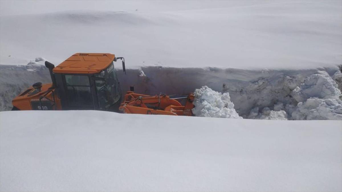 Kar nedeniyle kapanan Kağızman-Ağrı kara yolu ulaşıma a&ccedil;ıldı