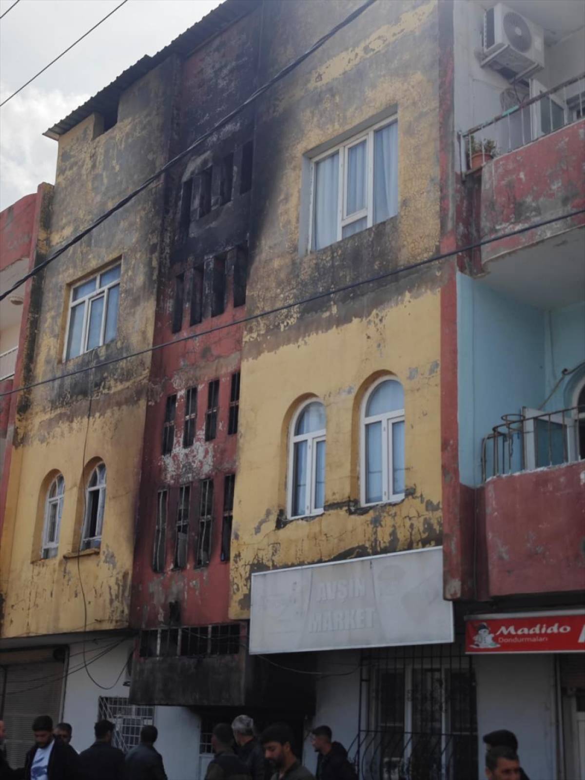 Mardin'de binada &ccedil;ıkan yangında dumandan etkilenen 4 kişi hastaneye kaldırıldı