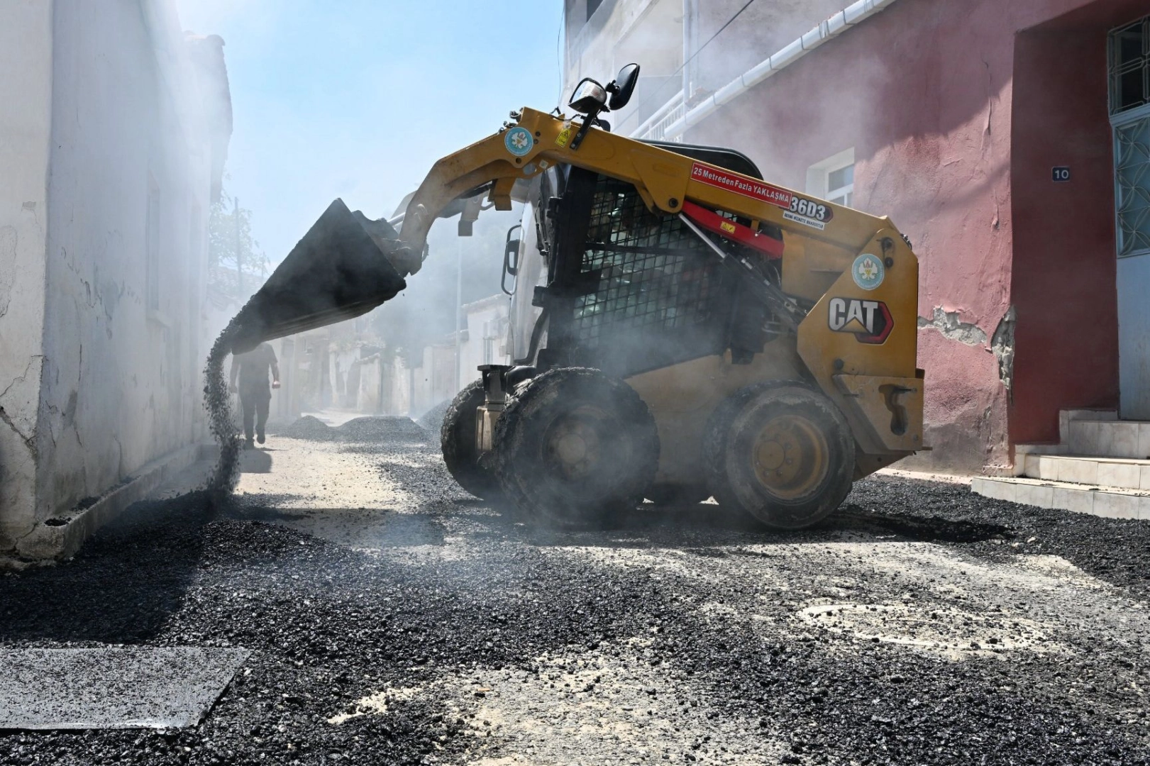 Manisa Muradiye&rsquo;de yol yenileme ve asfalt seferberliği