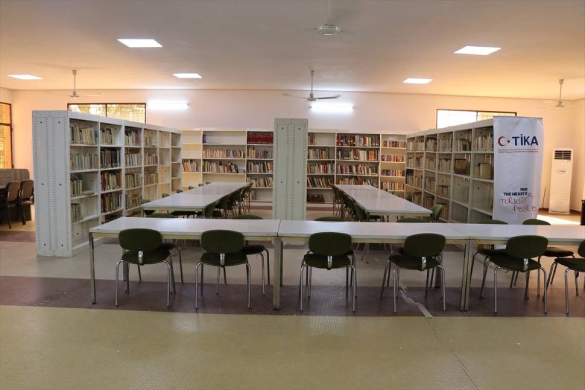 TİKA, Nijer'deki Oumarou Ganda K&uuml;lt&uuml;r Merkezi k&uuml;t&uuml;phanesini yeniledi
