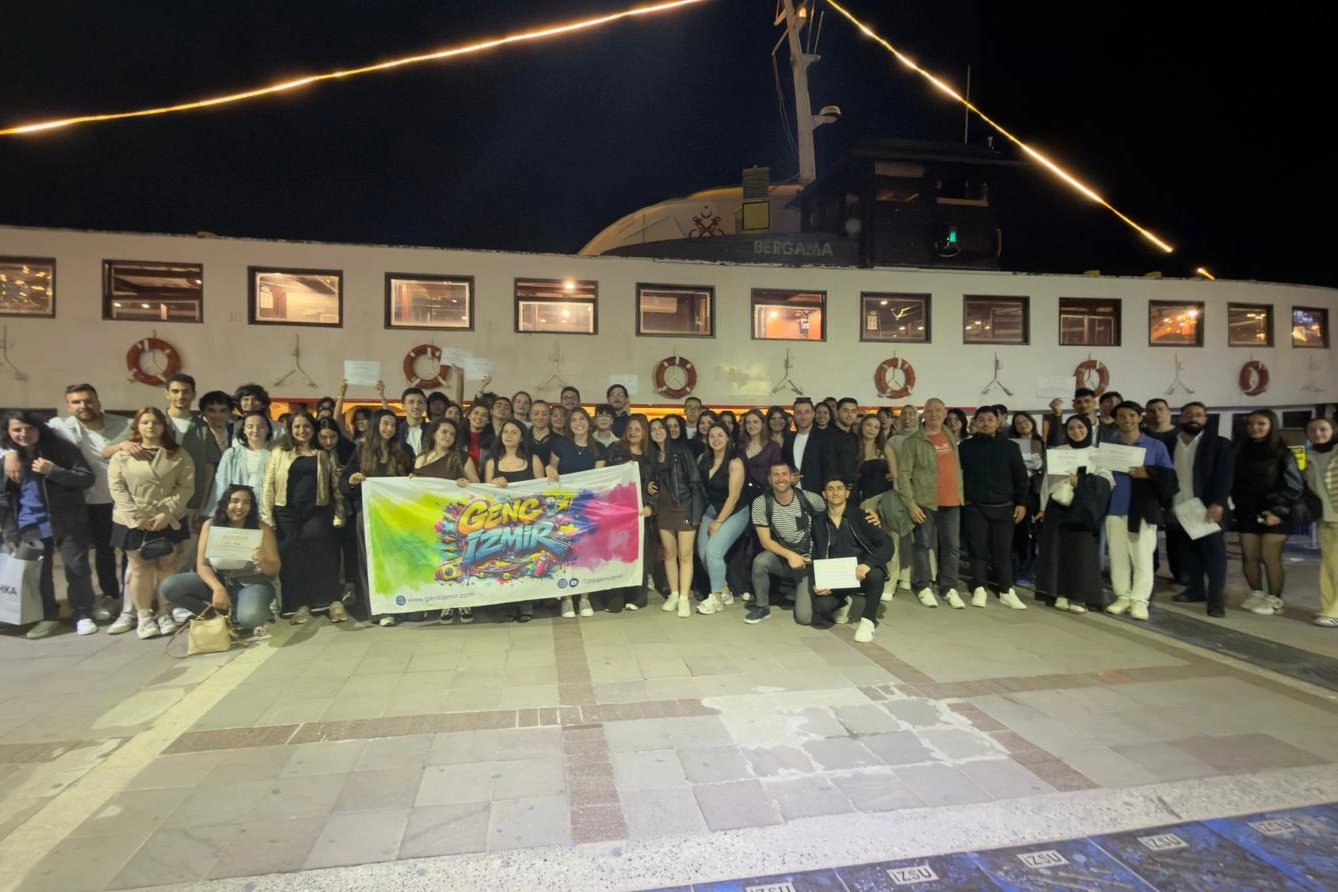 Gen&ccedil; İzmir g&ouml;n&uuml;ll&uuml;leri, Bergama Vapuru&rsquo;nda buluştu