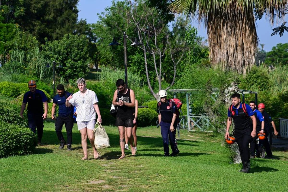 Antalya'da falezlerde mahsur kalan 3 turist kurtarıldı
