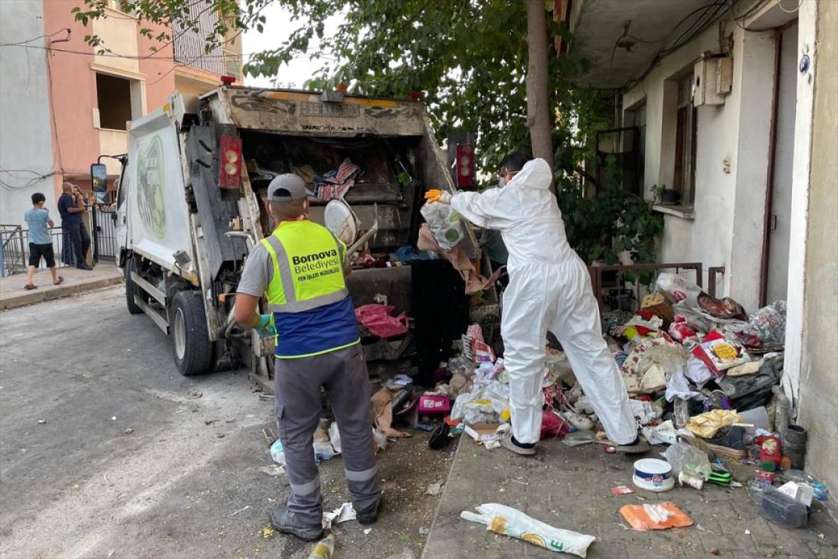 İzmir'de iki katlı evden kamyon dolusu çöp çıktı