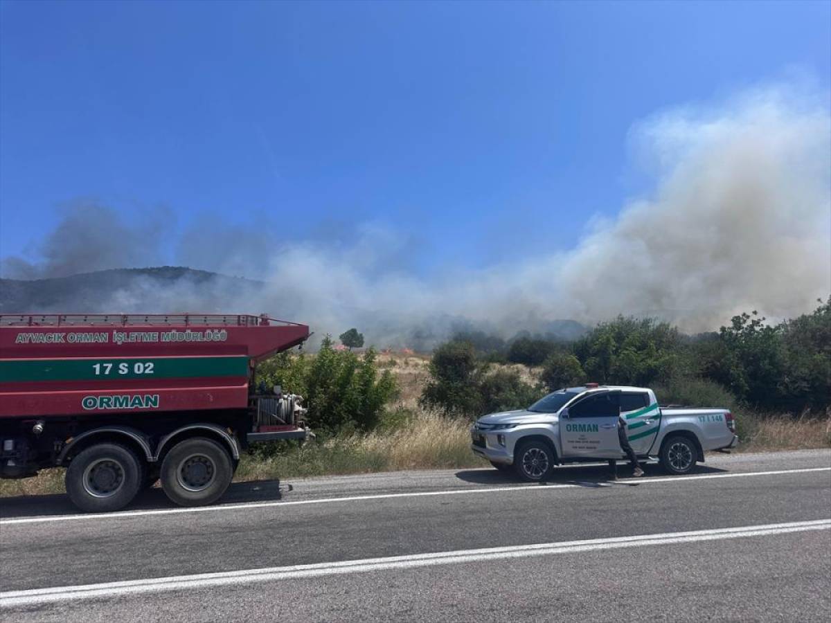 &Ccedil;anakkale'de ormanlık alanda &ccedil;ıkan yangına m&uuml;dahale ediliyor