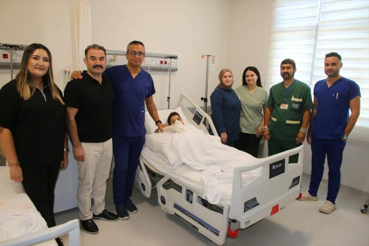 Elini makineye sıkıştıran çocuğun doku kaybına uğrayan parmakları başarılı operasyonla dikildi