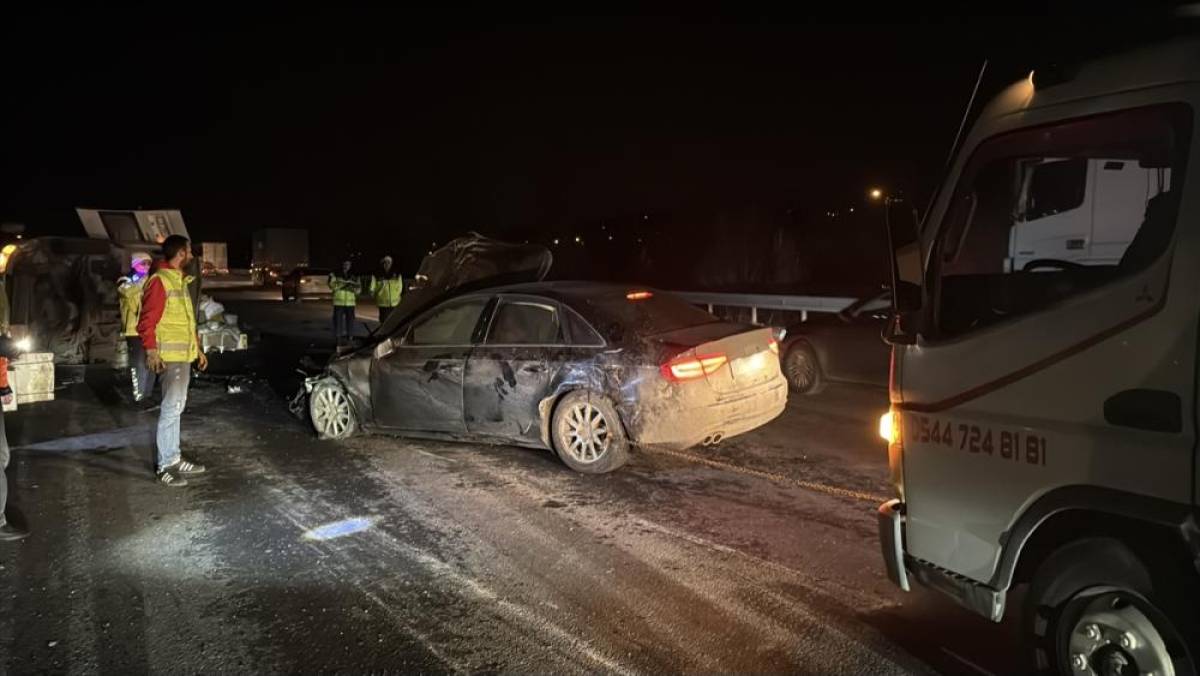 Sakarya'da otomobil ile minib&uuml;s&uuml;n &ccedil;arpıştığı kazada 1 kişi &ouml;ld&uuml;, 3 kişi yaralandı