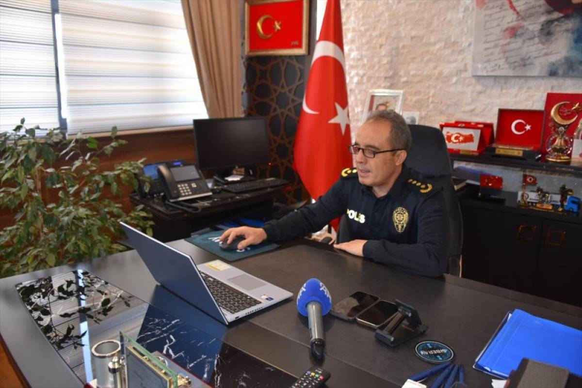 Afyonkarahisar Emniyet M&uuml;d&uuml;r&uuml; Erol, AA'nın "Yılın Kareleri" oylamasına katıldı