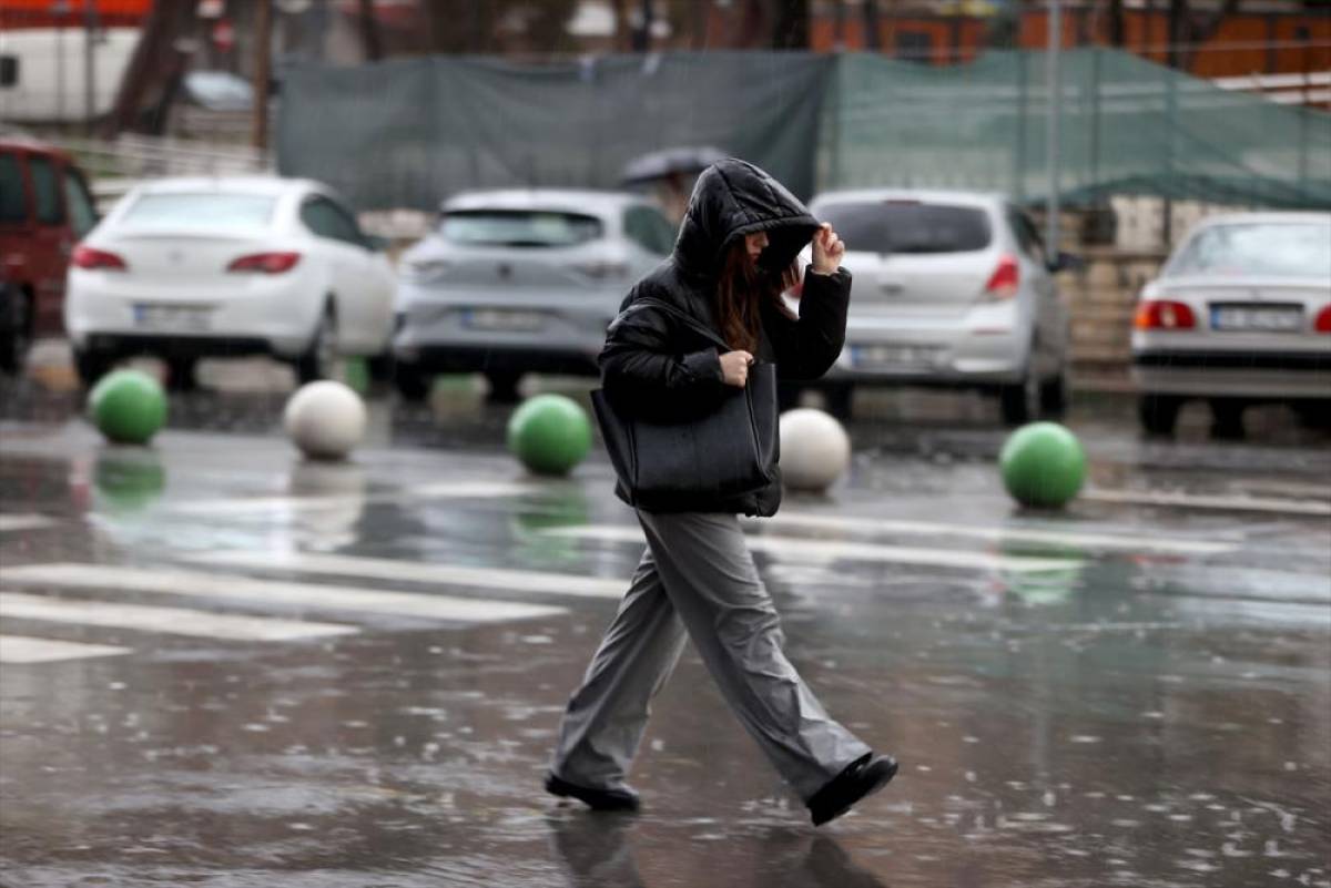 Kırklareli'nde g&ouml;k g&uuml;r&uuml;lt&uuml;l&uuml; şiddetli sağanak etkili oluyor