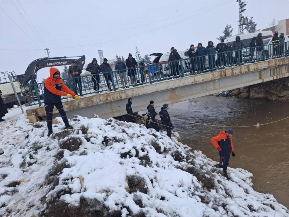 Şanlıurfa'da sulama kanalına d&uuml;şen otomobilin s&uuml;r&uuml;c&uuml;s&uuml;n&uuml; arama &ccedil;alışmaları s&uuml;r&uuml;yor