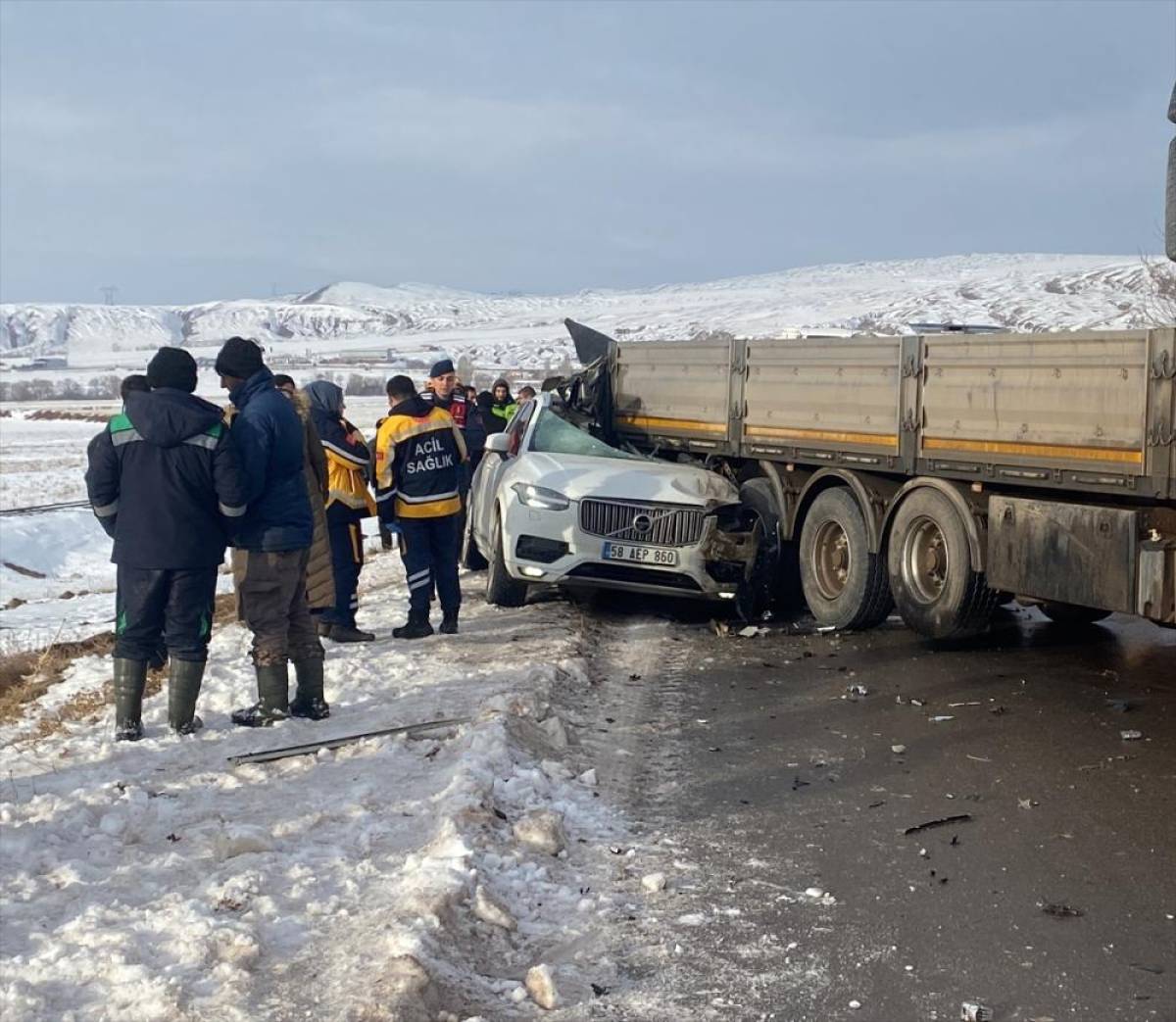 Sivas'ta &uuml;&ccedil; aracın karıştığı trafik kazasında 1 kişi &ouml;ld&uuml;, 2 kişi yaralandı