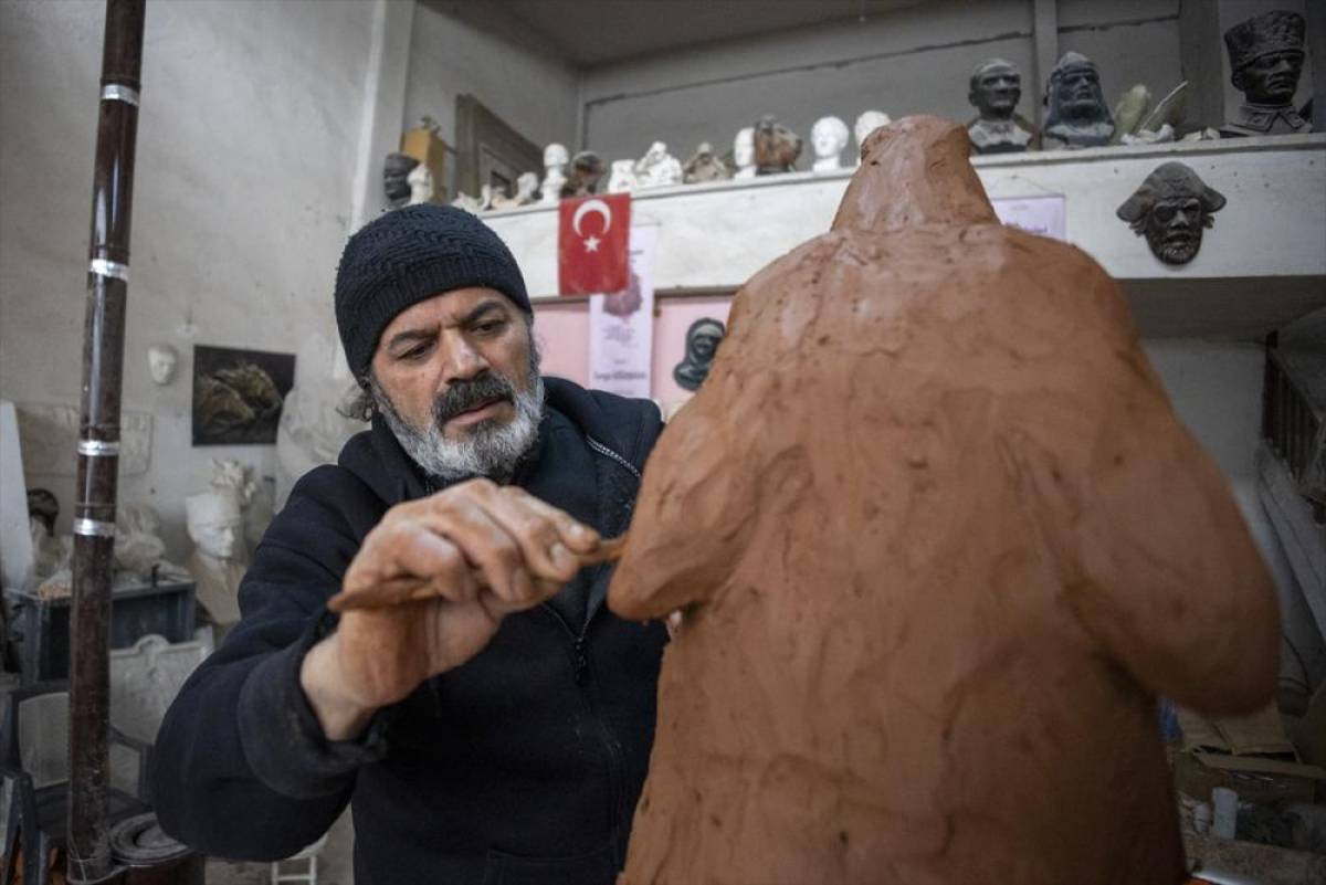 Babasından esinlenerek başladığı mesleğinde y&uuml;zlerce esere imza attı