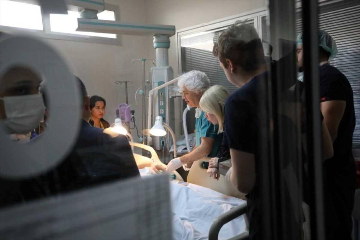 Antalya'daki otob&uuml;s kazasında kolu ve bacağı kopan 2 hastanın uzuvları opere edildi