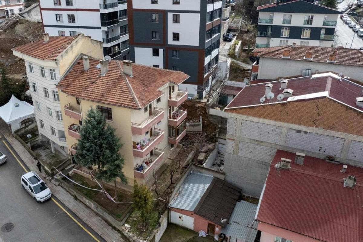 G&Uuml;NCELLEME - Ankara'nın G&ouml;lbaşı il&ccedil;esinde istinat duvarının &ccedil;&ouml;kmesi nedeniyle 5 apartman tahliye edildi