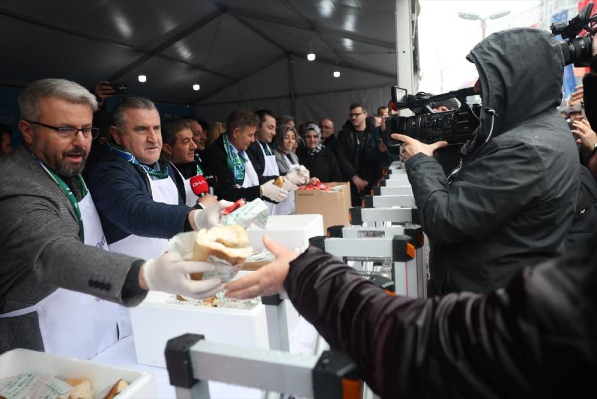 Esenler'de "11. Hamsi ve Horon Festivali" d&uuml;zenlendi