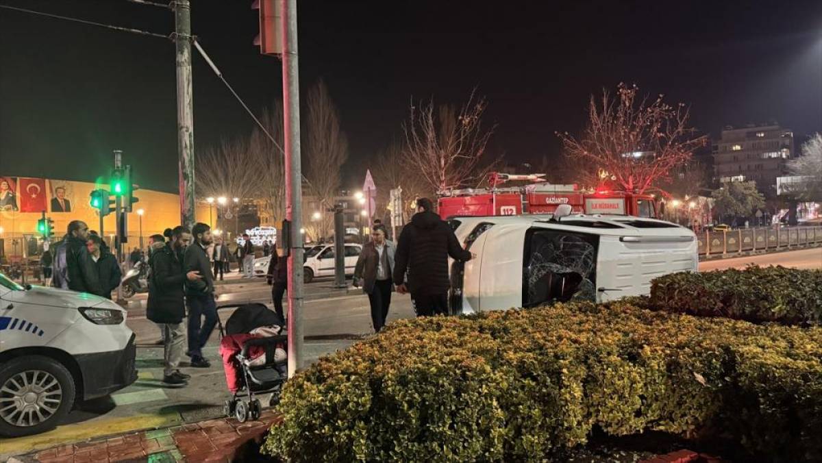 Gaziantep'te hafif ticari ara&ccedil; ile otomobilin &ccedil;arpıştığı kazada 3 kişi yaralandı