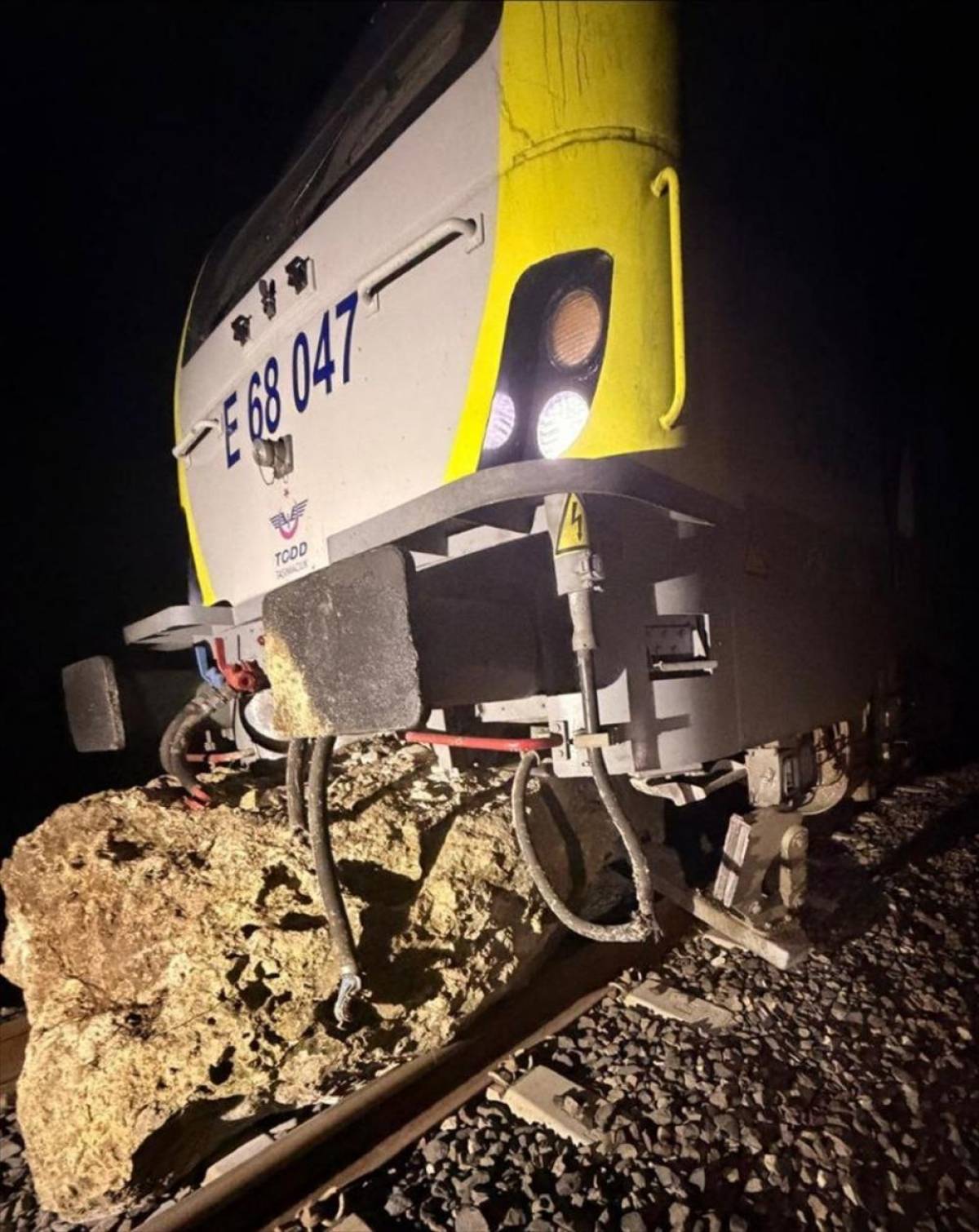 Balıkesir'de yolcu treninin lokomotifi, d&uuml;şen kaya par&ccedil;ası nedeniyle raydan &ccedil;ıktı