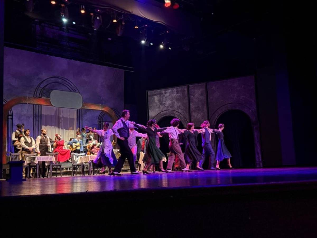 Bursa'da "Rembetiko Efsanesi" oyunu sahnelendi